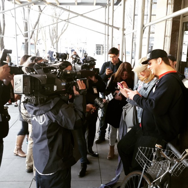 Het precieze moment dat Hillary Clinton zich kandidaat stelt voor de presidentsverkiezingen. Deze aanhangers staan voor het landelijke hoofdkantoor van de campagne in Brooklyn. Foto Hans Klis