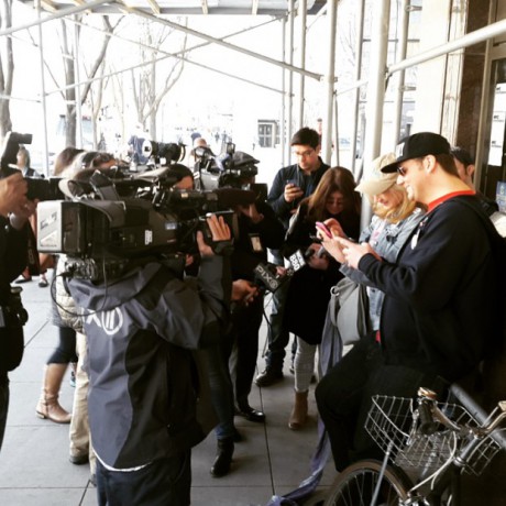 Het precieze moment dat Hillary Clinton zich kandidaat stelt voor de presidentsverkiezingen. Deze aanhangers staan voor het landelijke hoofdkantoor van de campagne in Brooklyn. Foto Hans Klis