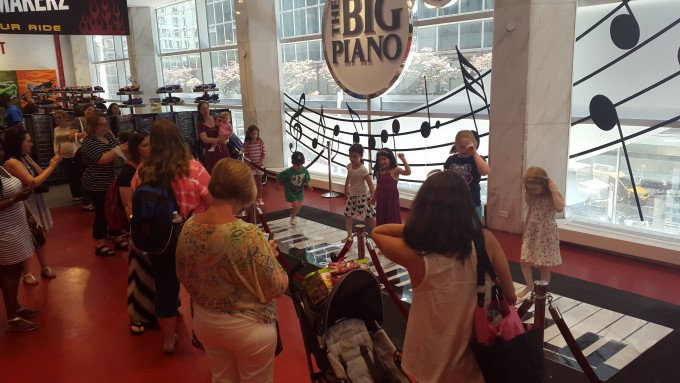 De piano bekend van Big bij FAO Schwarz. Foto Hans Klis