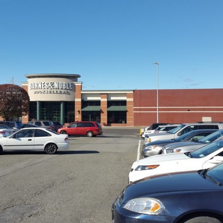 De Barnes & Noble vestiging bij het Bay Plaza Shopping Center in de Bronx. Foto Hans Klis