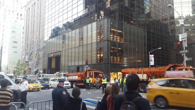 Het zwaarbeveiligde Trump Tower op verkiezingsdag 8 november 2016. Foto Hans Klis